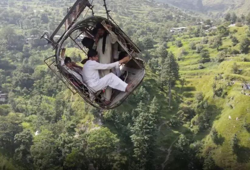 Atrapados en un teleférico y pendiendo de un hilo: el difícil rescate de ocho jóvenes en Pakistán