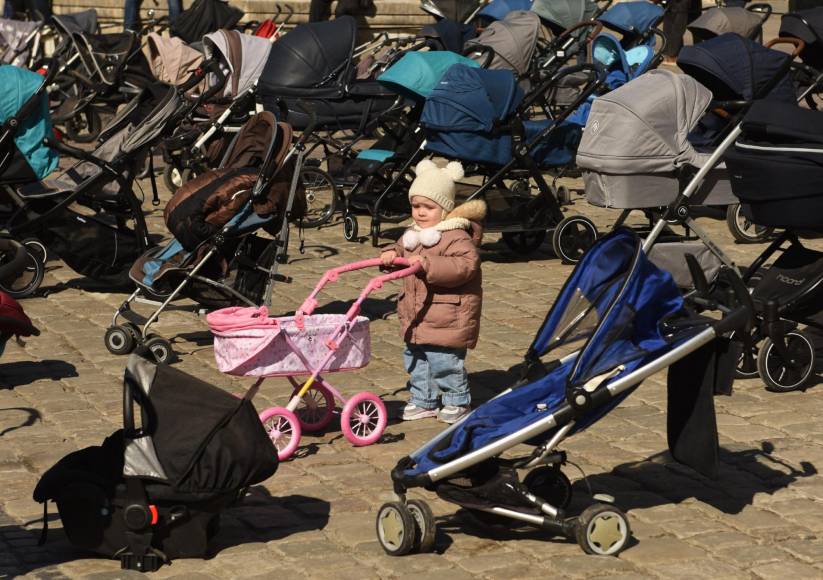 ¡Desgarrador! Decenas de coches en plaza de Ucrania en honor a los bebés muertos en el conflicto