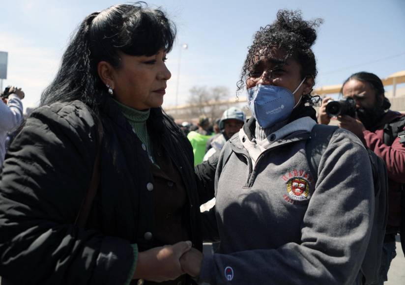 Veladoras y flores en nombre de los migrantes fallecidos en Ciudad Juárez