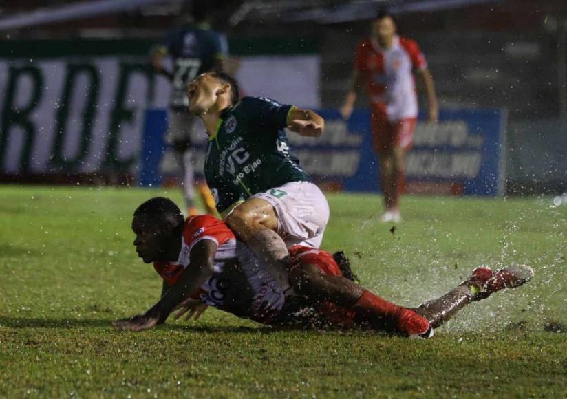 A oscuras y bajo la lluvia: los sinsabores que dejó el Vida vs. Marathón