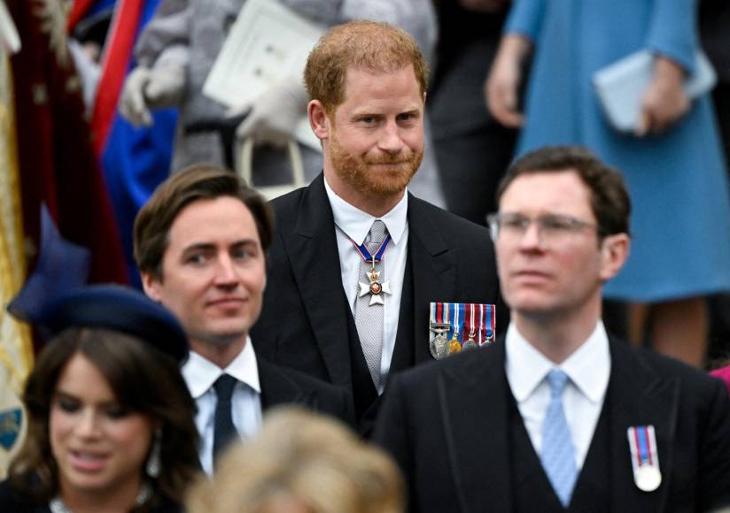 Solo y con una sonrisa: así asistió el príncipe Harry a la coronación de Carlos III