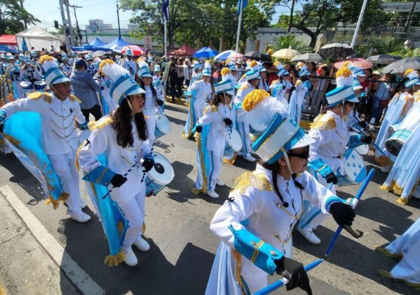 Creatividad y colorido: los mejores trajes de las bandas en los desfiles 2024