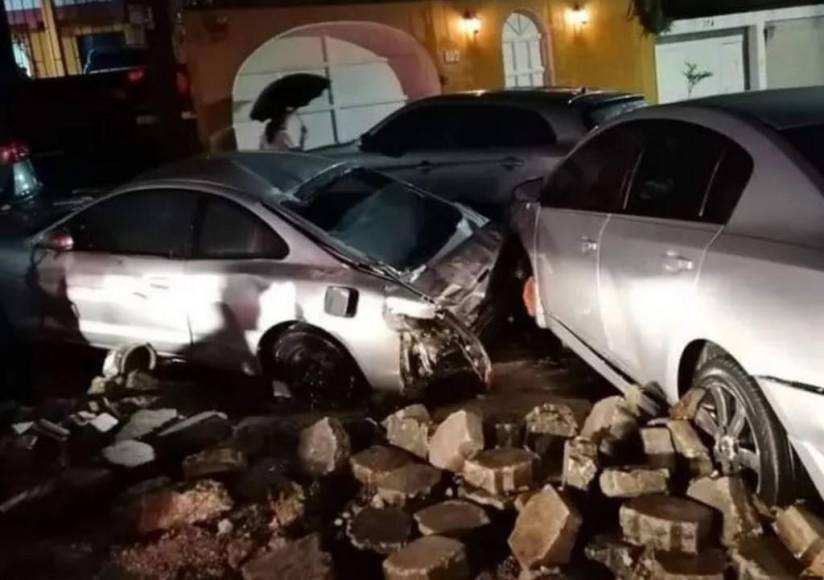 Socavones, carros destrozados y el agua hasta el cuello: Los daños de Bonnie en El Salvador