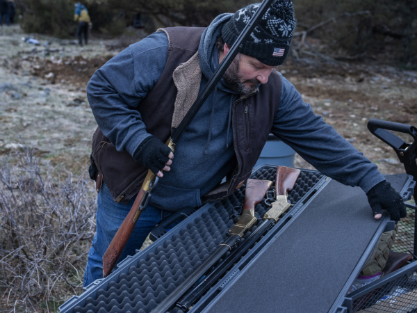 “Rust” reanudó su rodaje este año, sin armas reales. Andrew Wert, el nuevo armero de la cinta, con rifles falsos.