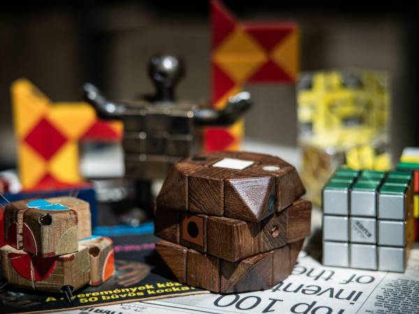 Modelos antiguos del cubo de Rubik y parafernalia en la bodega de Erno Rubik, el inventor del Cubo, en Budapest. (Akos Stiller para The New York Times)