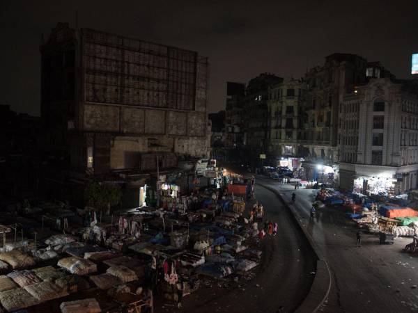 Un mercado en El Cairo, donde el calor tradicionalmente mantiene a la gente en casa hasta altas horas de la noche. (Hadeer Mahmoud Ahmed para The New York Times)