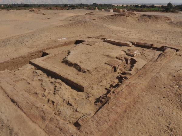 La iglesia del siglo 4 en Trimithis en el Oasis Dakhla, en Egipto. Allí fueron enterrados 17 cuerpos.