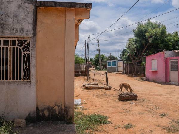 Una calle en Maracaibo, Venezuela, donde muchas casas han sido abandonadas al irse sus dueños del País. (Marian Carrasquero para The New York Times)