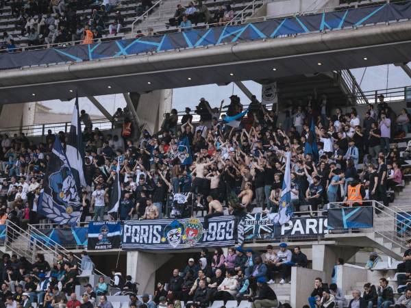 Fans del París F.C. en el Stade Charléty, donde la asistencia ha aumentado un tercio gracias a una nueva iniciativa.