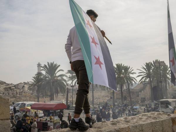 Gente celebra la caída del régimen de Bashar al-Assad frente a la ciudadela en Alepo, Siria, el 11 de diciembre.