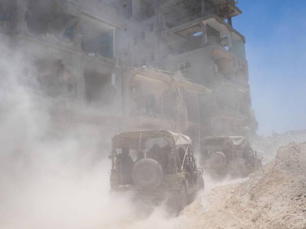 El Ejército israelí transporta a un grupo de soldados y periodistas al sur de la Franja de Gaza. (Pool photo por Ohad Zwigenberg)