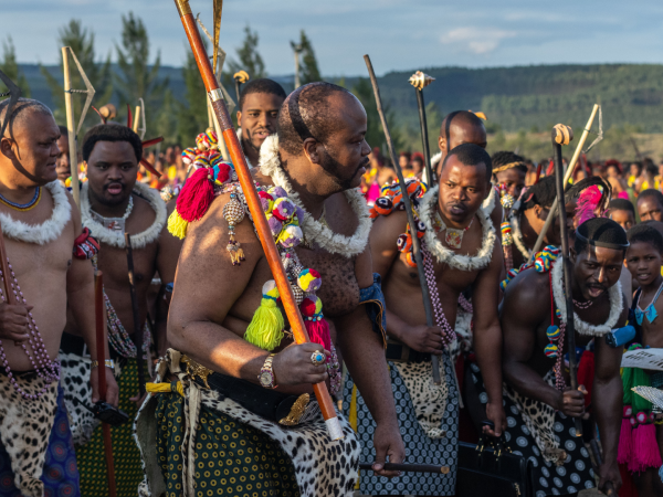 El Rey Mswati III en una ceremonia tradicional de danza de caña en Esuatini. Ha sido criticado por usar relojes caros mientras muchos de sus súbditos viven en la pobreza.