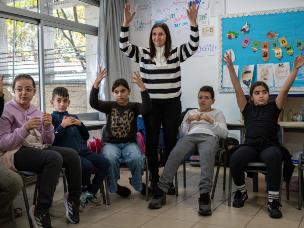 Haya Saleh, ciudadana palestina de Israel, con su clase en la escuela Max Rayne Mano a Mano en Jerusalén.