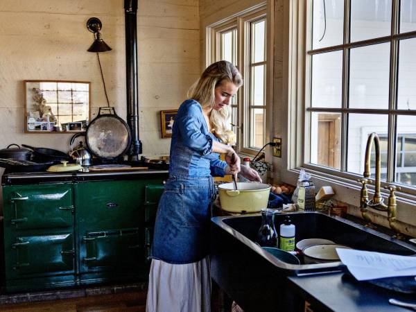 Hannah Neeleman, de Ballerina Farm, publica videos de cocina casi todos los días para sus millones de fans.