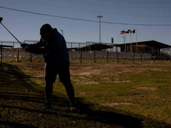 Fernando Bonilla juega en el campo de golf Eagle Pass, Texas. Hace poco hizo un tiro desde un contenedor de embarque.