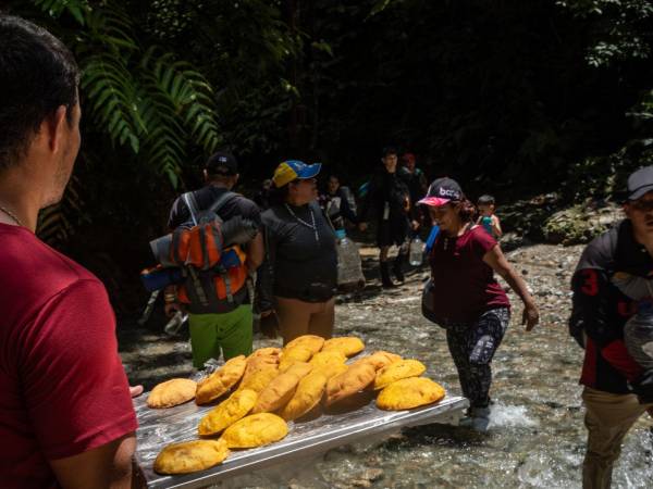 Hay venta de empanadas y otros alimentos a los migrantes que viajan a través del traicionero Tapón del Darién. Los precios suelen subir a medida que avanza el viaje