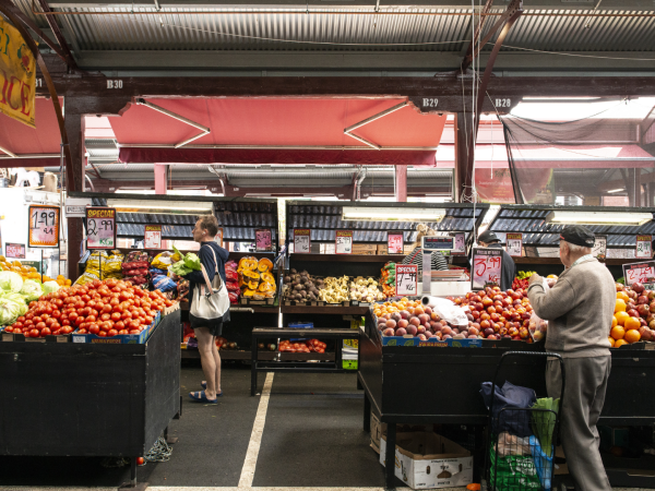 Millones de australianos dicen que batallan para poner comida en la mesa. Un mercado sobre ruedas en Melbourne.