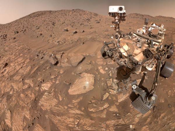 El rover Perseverance de la NASA se tomó esta selfie junto a la roca Cataratas Cheyava. El rover ha detectado compuestos orgánicos en la roca. (NASA/JPL-Caltech/MSSS)