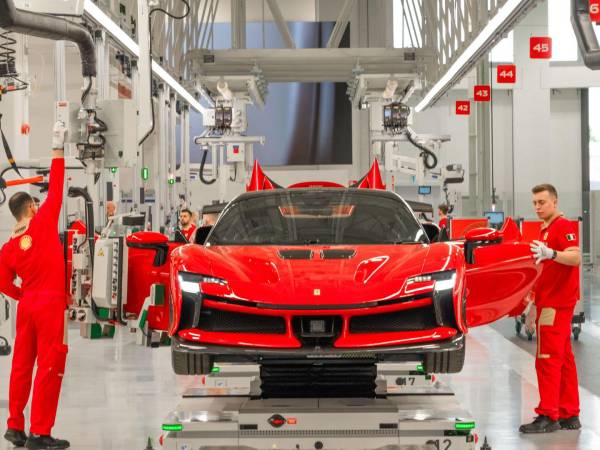 El “edificio electrónico” de Ferrari en Maranello, Italia, fabrica un automóvil híbrido y uno a gasolina. Pronto vendrá un VE. (Maurizio Fiorino para The New York Times)