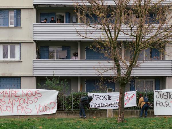 Pancartas en un barrio de inmigrantes en Romans-sur-Isère denuncian el racismo tras apuñalamientos en un baile.