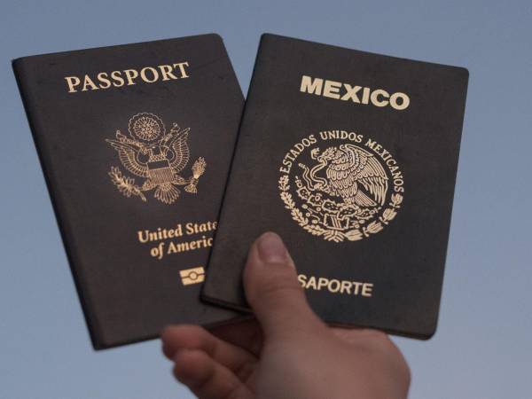 Para algunos mexico-estadounidenses, tener dos pasaportes es símbolo de estatus.