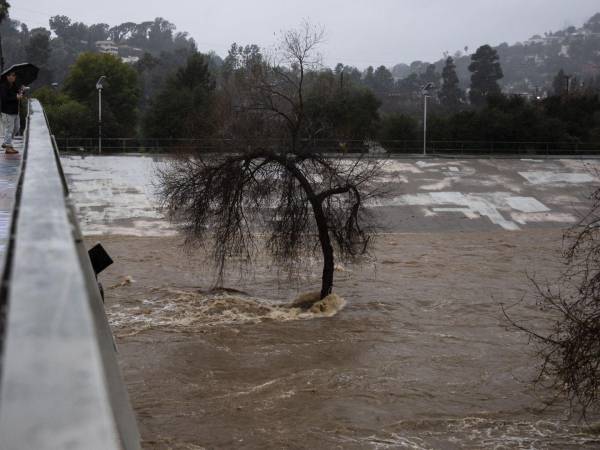 Un fenómeno llamado río atmosférico provocó inundaciones en California. El Río Los Ángeles el 5 de febrero.