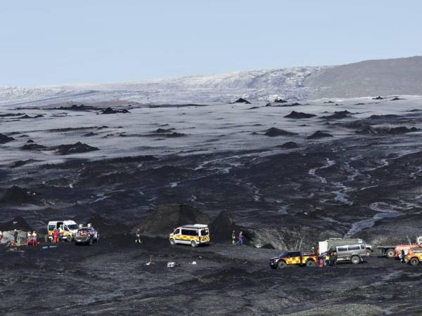 Equipos de rescate en el colapso de una cueva de hielo en el glaciar Breidamerkurjokull en Islandia en agosto.