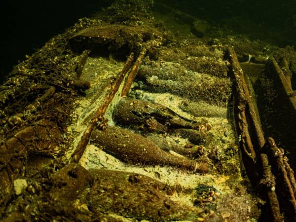 La forma de las botellas halladas donde naufragó un barco del siglo 19 sugiere que contienen champán.