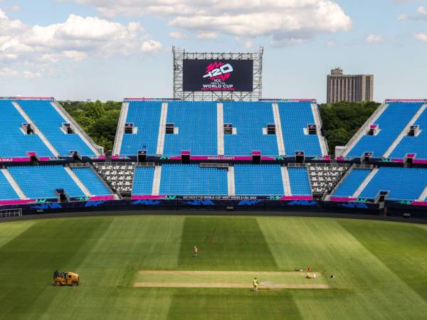 Las tribunas del Estadio Internacional de Críquet del Condado de Nassau se usaron antes en eventos de golf y automovilismo.