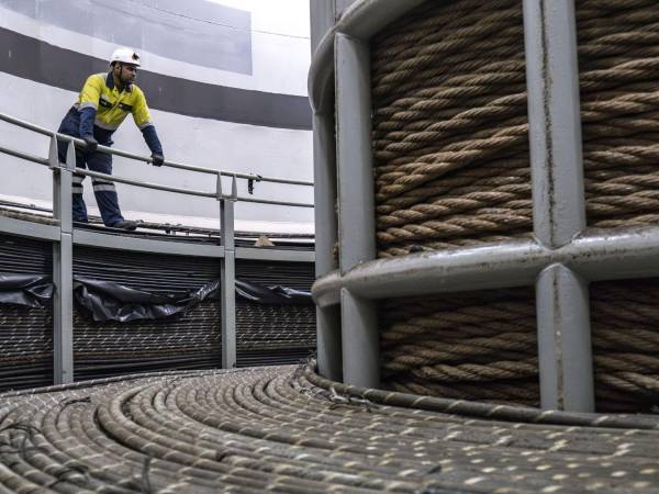 Un ancla para recuperar cables, en el barco de reparaciones Léon Thévenin, en abril.