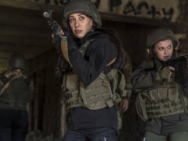 Mujeres participando en un curso de armas de fuego y combate urbano en un bosque cerca de Kiev.