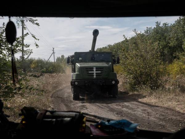 Un arma de artillería transportada cerca de la línea del frente en la región de Pokrovsk, en Ucrania. (Nicole Tung para The New York Times)