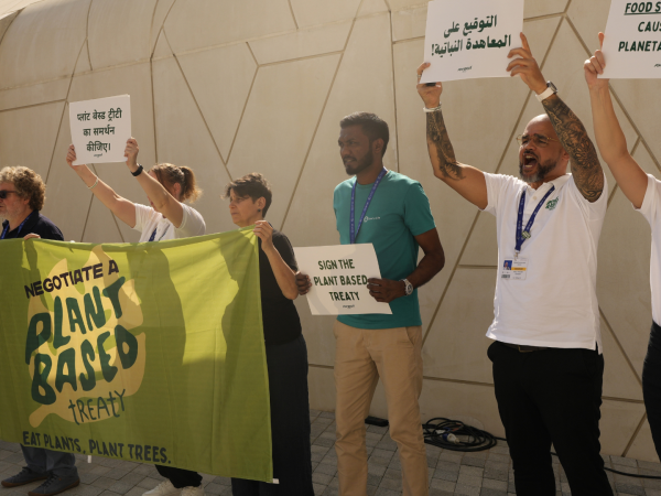 Activistas en la cumbre del clima 2023 en Dubai presionaron por un Tratado Basado en Plantas.