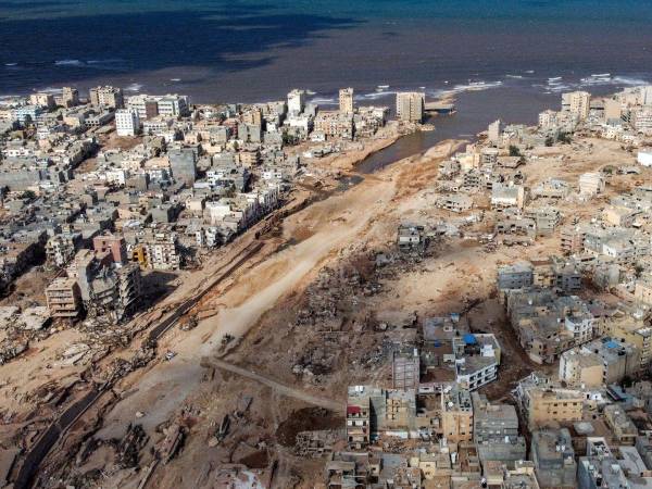 Hace un año, una tormenta provocó la rotura de dos presas en las montañas sobre Derna, Libia. La Ciudad tras la catástrofe.