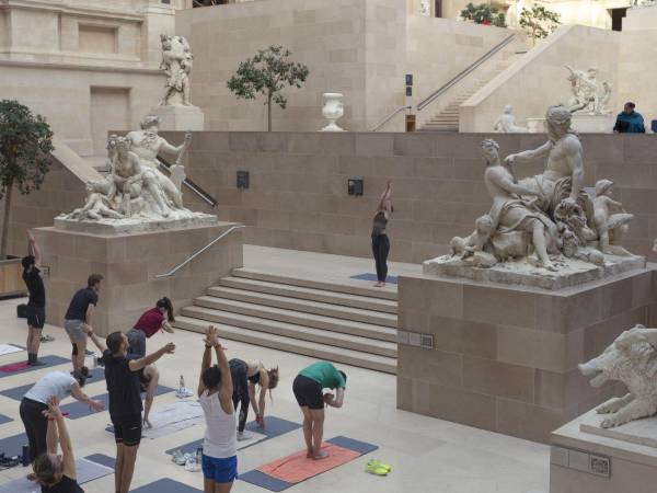 El Louvre ofreció un circuito de danza y ejercicio de una hora por el edificio. Participaron unas 60 personas por día.