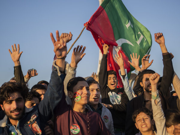 Jóvenes partidarios de Imran Khan, el Primer Ministro depuesto de Pakistán, en Lahore el 8 de febrero.