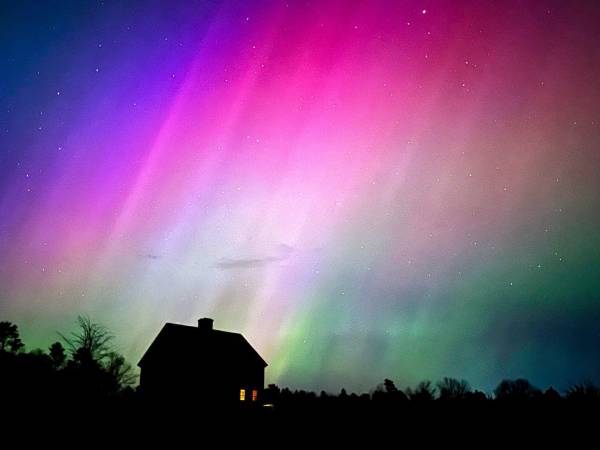 Aunque la aurora boreal no apareció, la belleza de la Luna y las luciérnagas me recordaron la maravilla y la pequeñez de nuestro lugar en el cosmos.