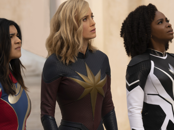 Iman Vellani, Brie Larson y Teyonah Parris en “The Marvels”, la cinta con peor desempeño del universo Marvel.