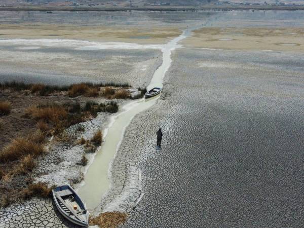 Están cayendo los niveles de agua en algunas partes de Latinoamérica. El Lago Titicaca, entre Perú y Bolivia.