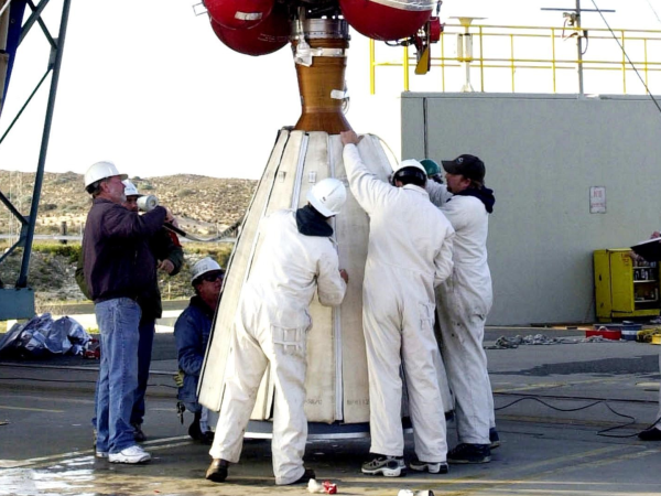 Preparando Aqua para su lanzamiento en la Base de la Fuerza Aérea Vandenberg.