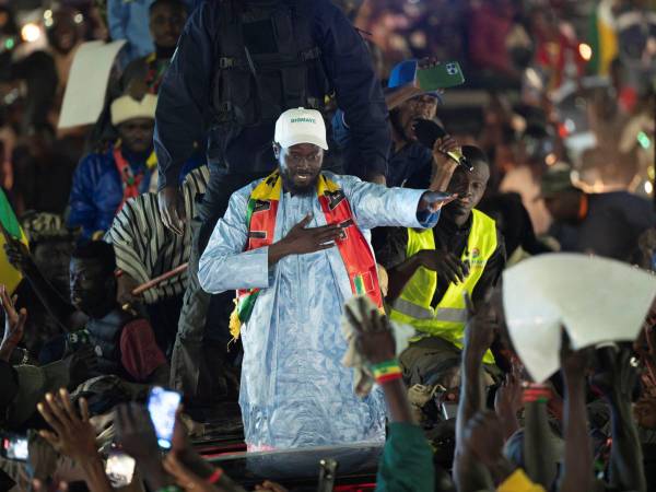 Bassirou Diomaye Faye, Presidente de Senegal, saluda a sus seguidores tras ser liberado de prisión en marzo.