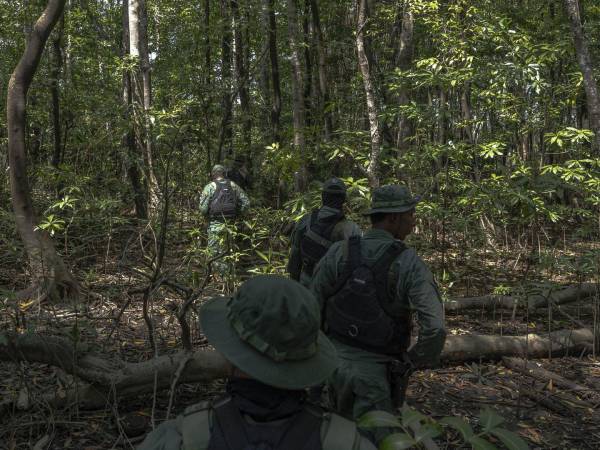 Agentes de la policía fronteriza de Costa Rica patrullan en una selva tropical. El país no tiene Ejército. (Alejandro Cegarra para The New York Times)