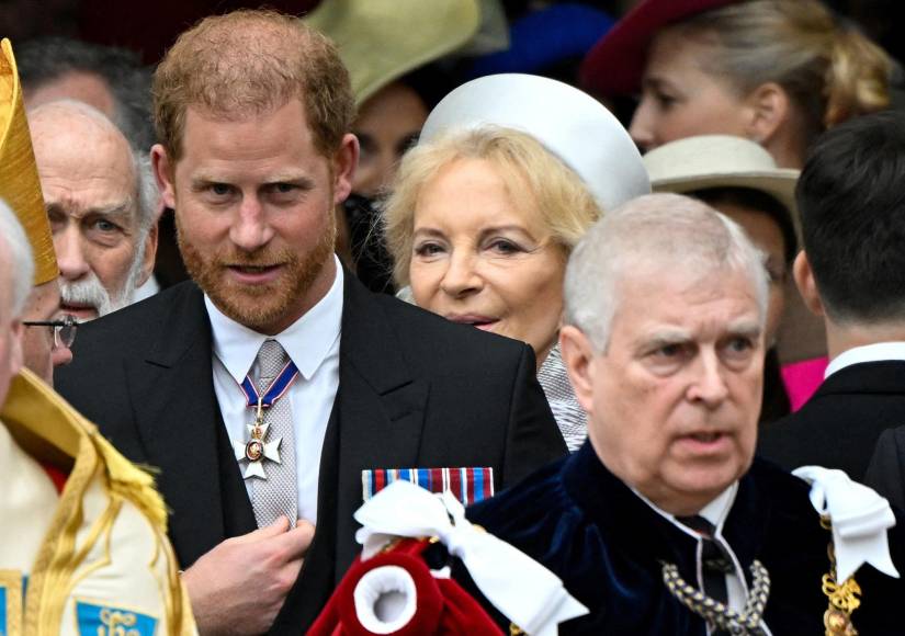 Solo y con una sonrisa: así asistió el príncipe Harry a la coronación de Carlos III