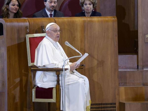 En una reunión, el Papa Francisco dijo que los países pobres del mundo están siendo aplastados por la deuda. (Fabio Frustaci/EPA, vÍa Shutterstock)