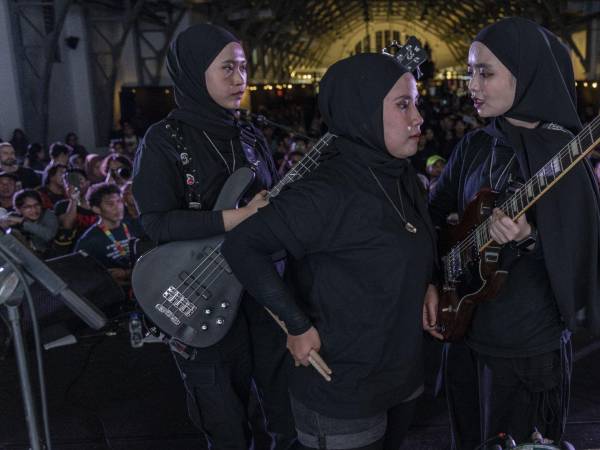 Las tres integrantes de la banda indonesia de heavy metal Voice of Baceprot durante un concierto en Yakarta.