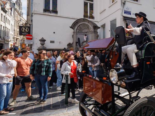 Bruselas se convirtió en la primera capital europea en ofrecer recorridos diarios en carruajes eléctricos. (Olivier Matthys/EPA, vÍa Shutterstock)