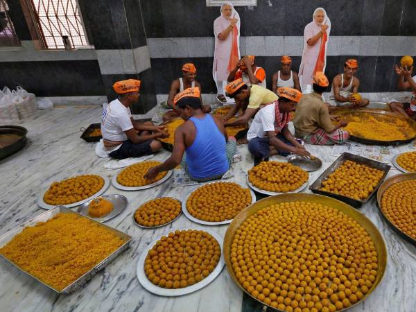 Un político en India acusó que laddu, una golosina para un templo hindú era preparado con ghee adulterado.