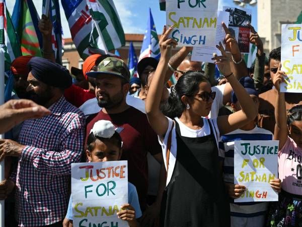 Protesta por la muerte de Satnam Singh, un pizcador de frutas que perdió un brazo en un accidente en Italia.