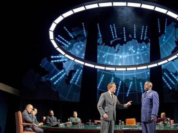 “Dr. Strangelove”, una nueva adaptación teatral de la cinta de 1964 de Stanley Kubrick, es relevante ante recientes acontecimientos mundiales.