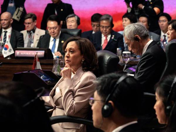 Kamala Harris ha representado con frecuencia a EU durante viajes a Asia, Europa, África y las Américas, y se ha reunido con más de 150 líderes mundiales. (fotografía por Yasuyoshi Chiba/EPA, vÍa Shutterstock)